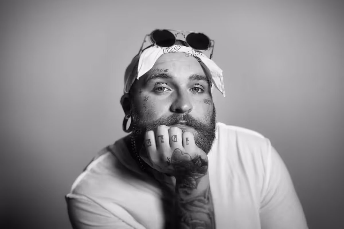 Black and white portrait of Teddy Swims lost in hist thougts