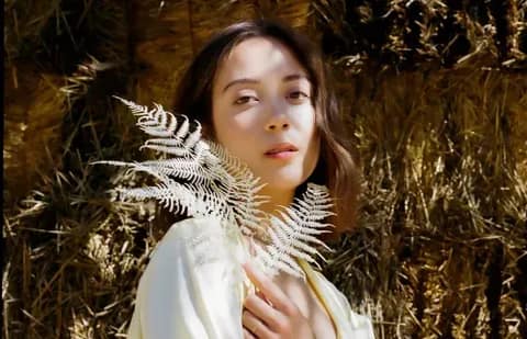 Laufey dressed in white