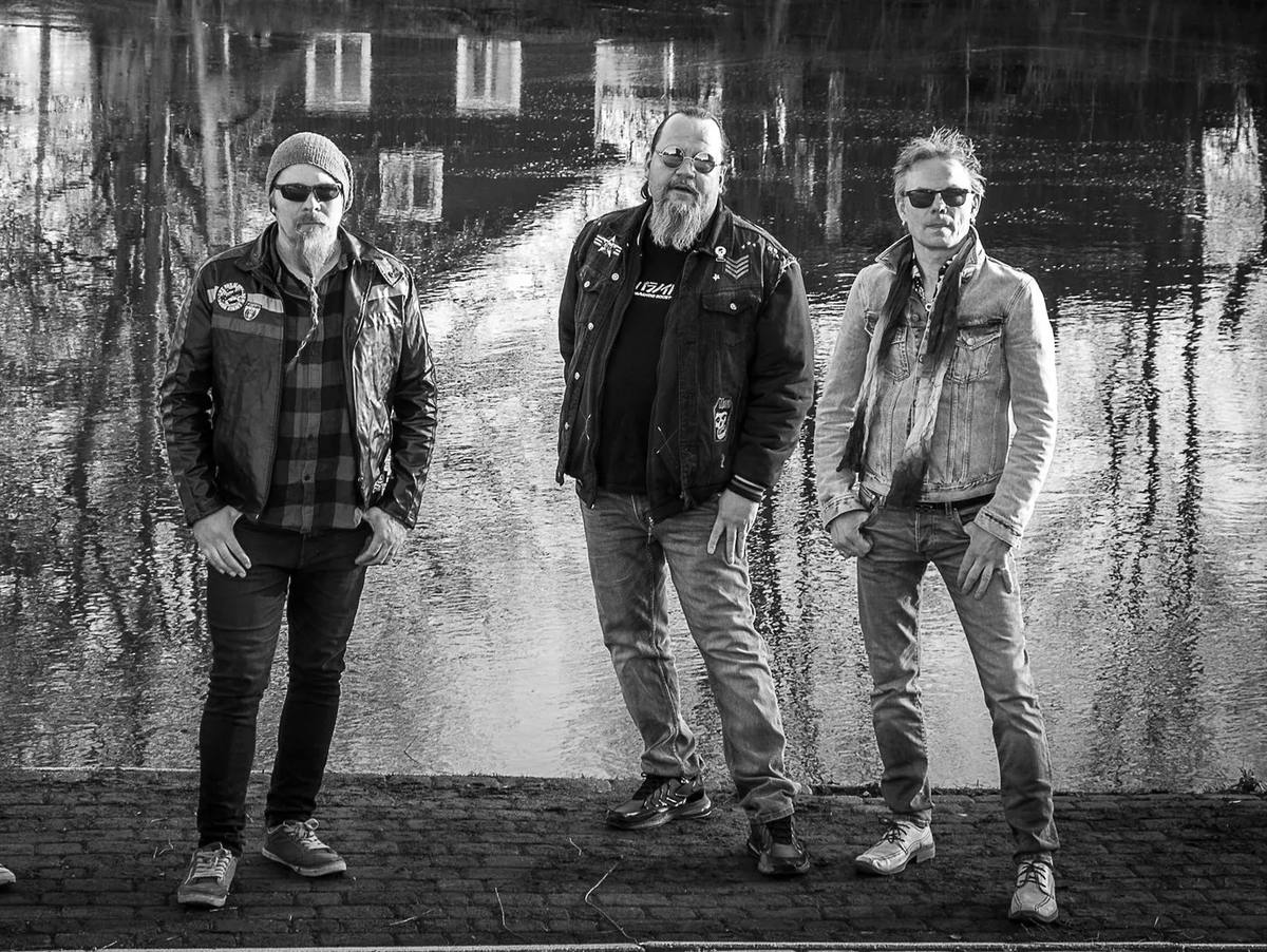 Standing Crew: Mr. Fire, The Circle, Pikku