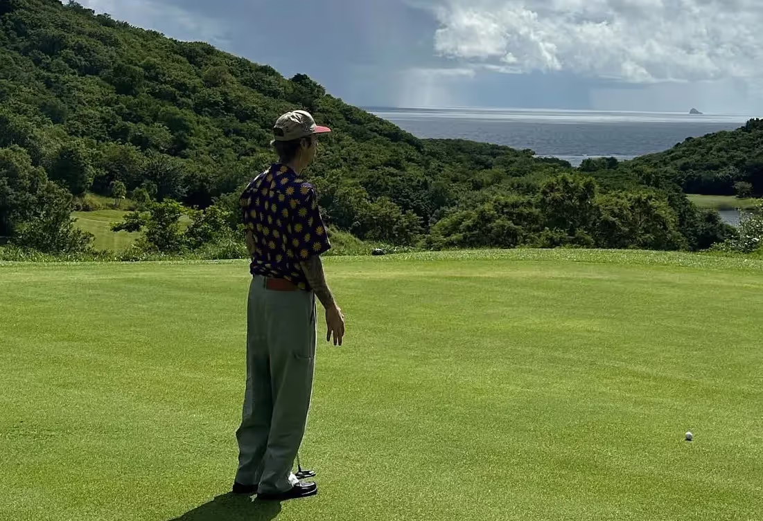Justin Bieber plays golf on the coastal golf course, January 3, 2024